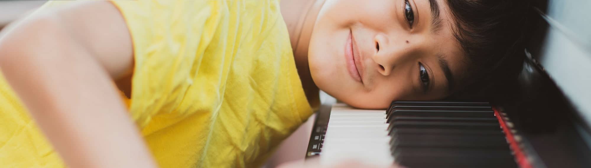 Enfant en cours de piano